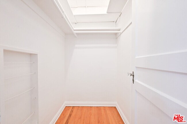 Building Photo - 361 N Mansfield Ave