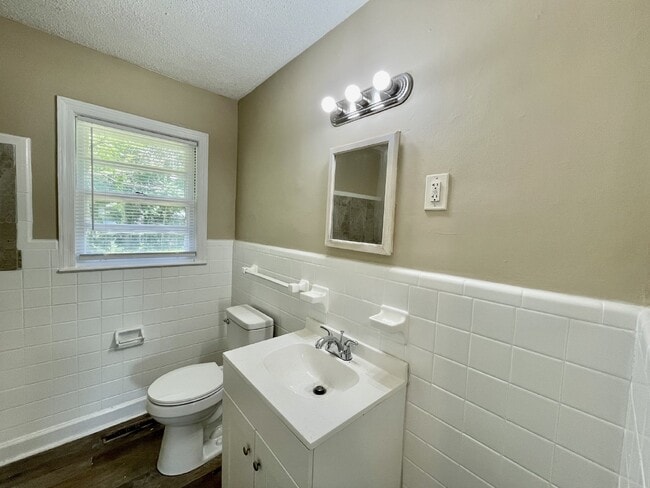Building Photo - Updated 3 Bed, 1 Bath Nest in Fayetteville