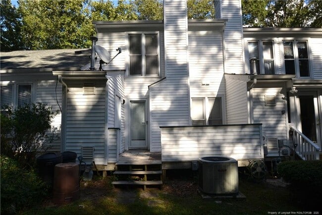 Building Photo - 121 Planetree Ln
