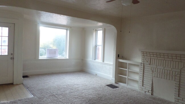 Building Photo - 3 br, 1 bath Triplex - 125 North Chestnut ...