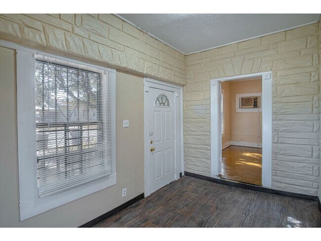 Building Photo - 2 BR 1 BA Gorgeous Home Near Downtown