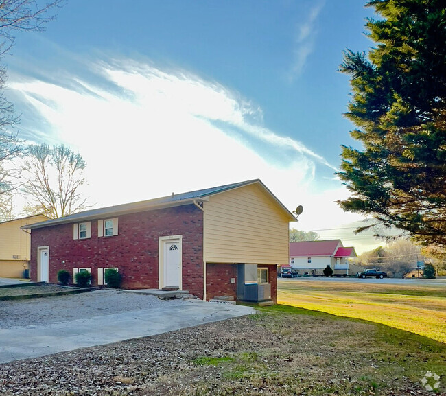 Building Photo - 717 Jaybird Rd