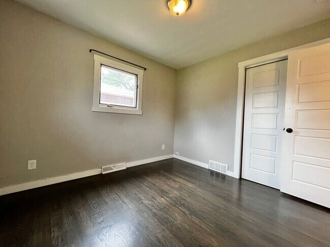 Building Photo - Beautifully Remodeled 5 Bed 2 Bath House i...