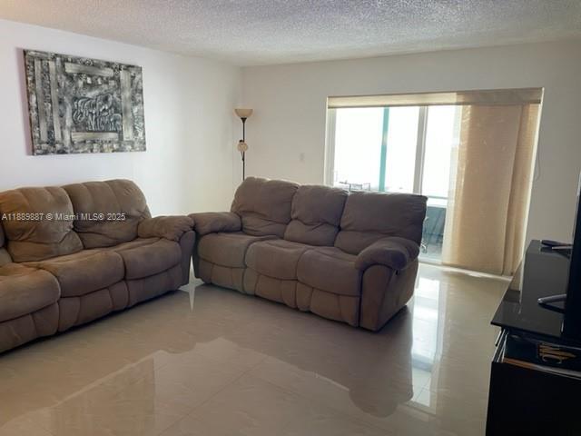 Building Photo - 325 W Laurel Dr