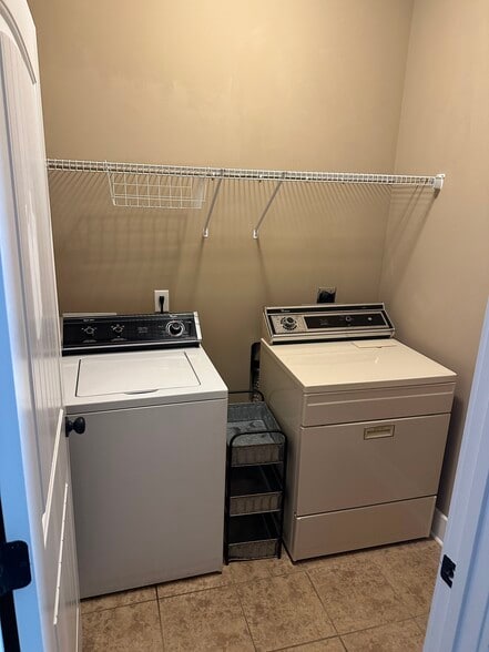 Washer/dryer - 141 Singapore Cir