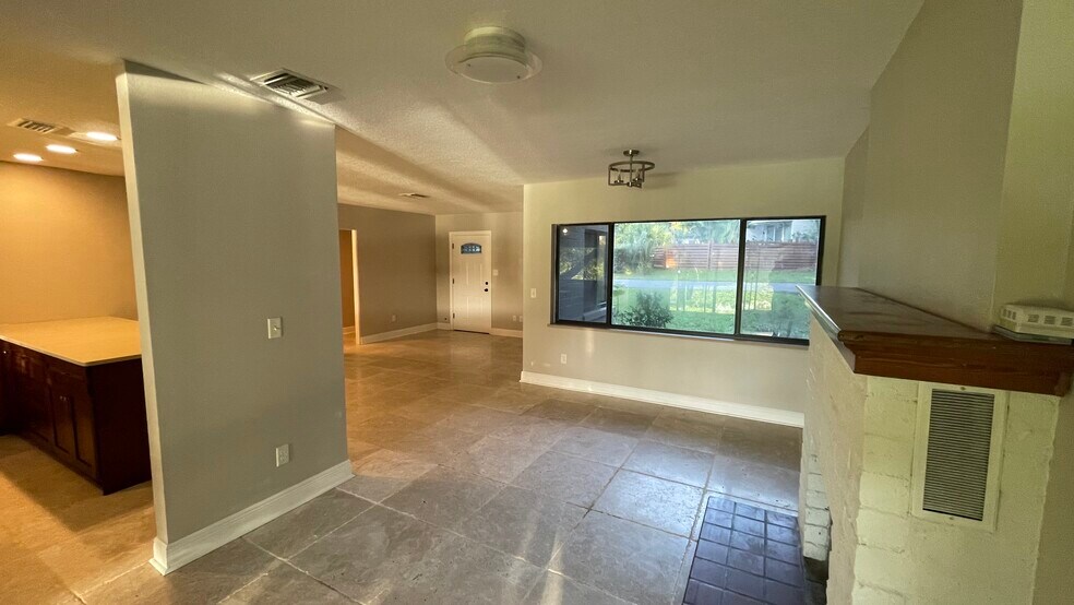 Dining room with a fireplace - 1649 Hull Cir