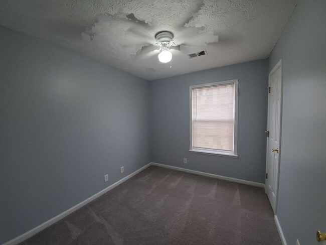 Building Photo - $1250 - 3 Bedroom 1 Bath Home offering Sunroom!