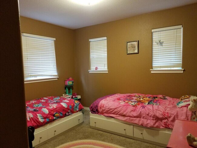 Building Photo - 835 Kane Dr