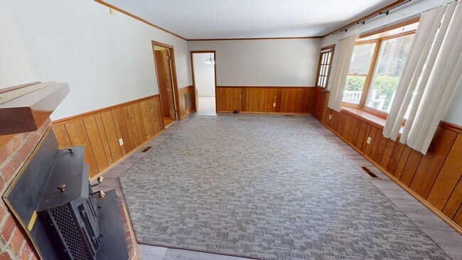 Building Photo - Charming 3 Bedroom Brick Ranch with Refurbished Original Woodwork