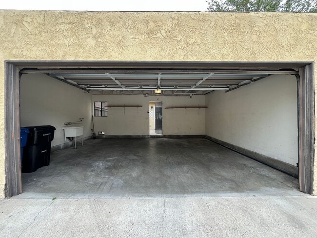 Building Photo - 3+2.5 w/pool + spa; water, trash + basic c...