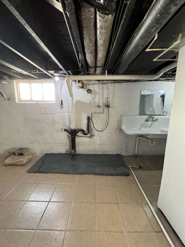 Building Photo - *Rare Find* Updated 3 Bedroom 2 Bathroom H...