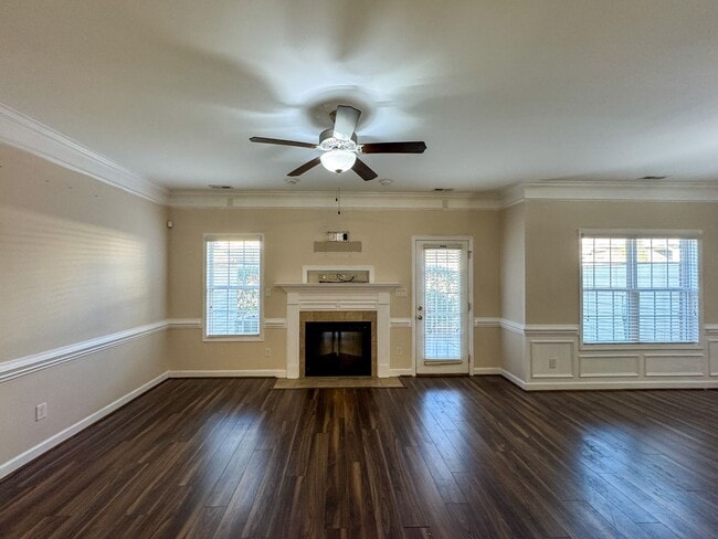 Building Photo - Lovely 3 Bed 2.5 Bath Home with Community Amenities