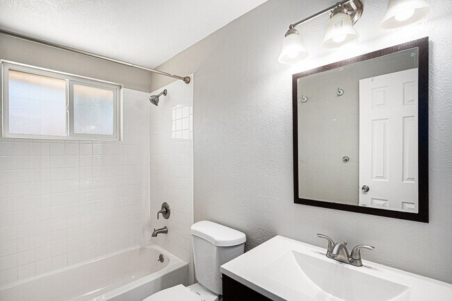 Building Photo - Spacious 4BR with bonus space and a 2 car garage in the heart of Sunnyside!