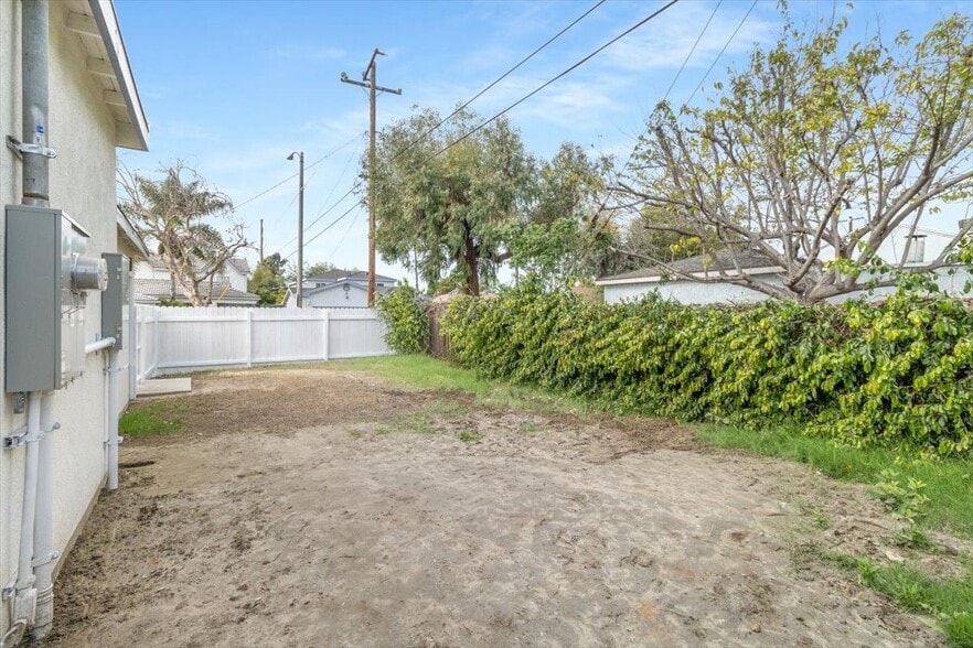 Building Photo - 2101 E 63rd St