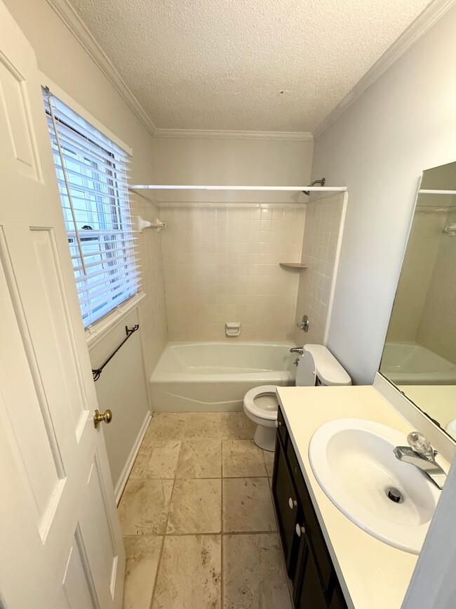 Building Photo - 3 BR 2 Bath Townhome