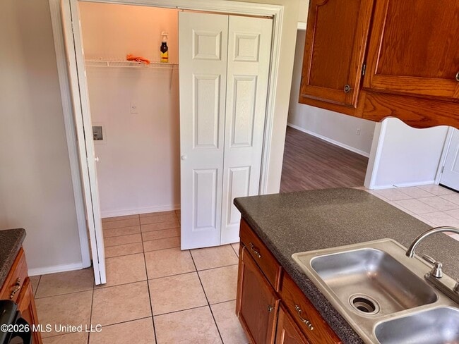 Building Photo - 10515 Oak Leaf Dr