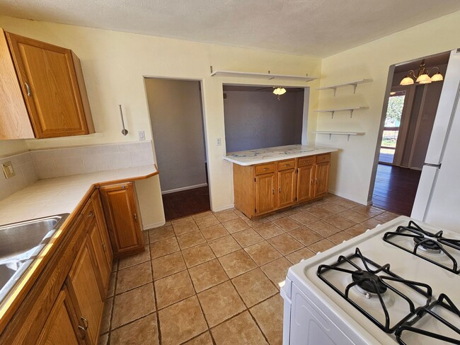 Building Photo - 3 Bedroom / 2 Bath Home with Refrigerated Air & 1-Car Garage 6 Month Lease!
