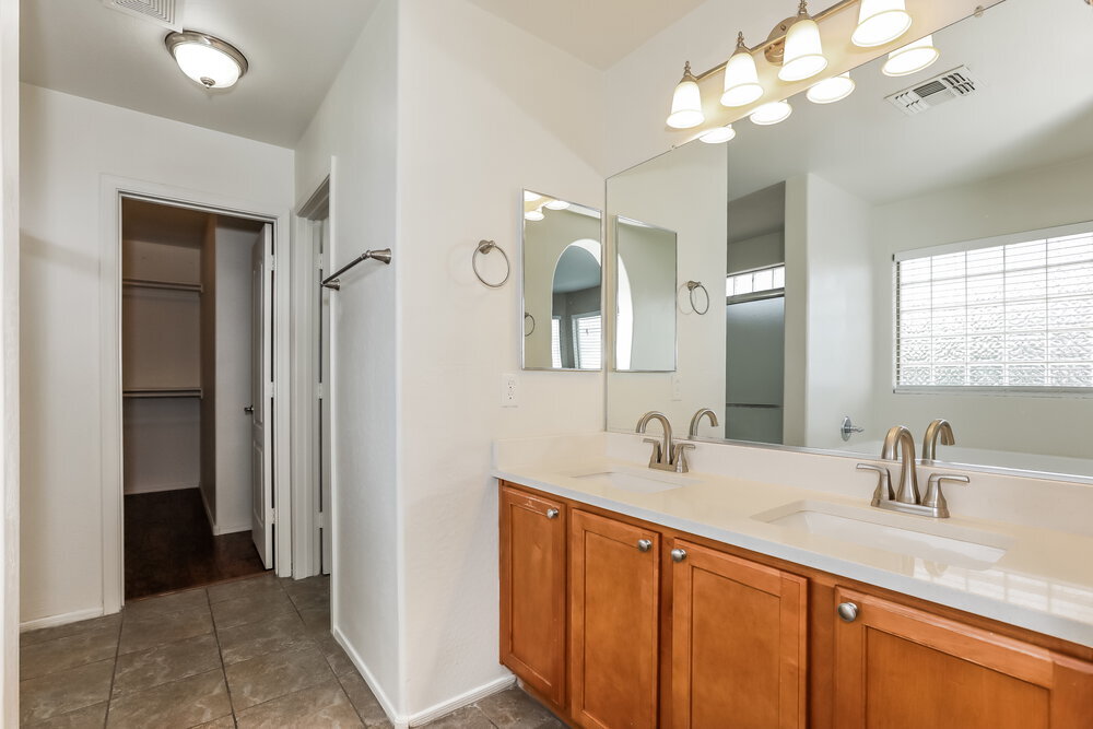 Building Photo - 9913 E Emelita Ave