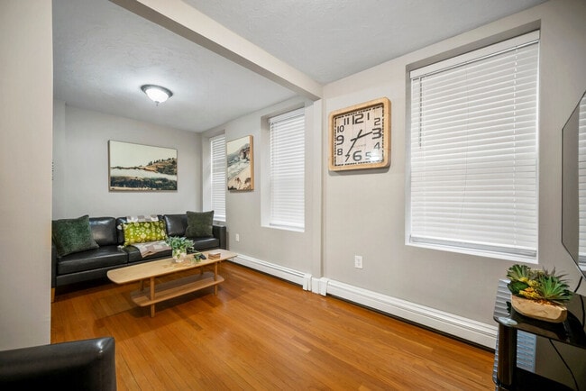 Building Photo - 370 Hanover St