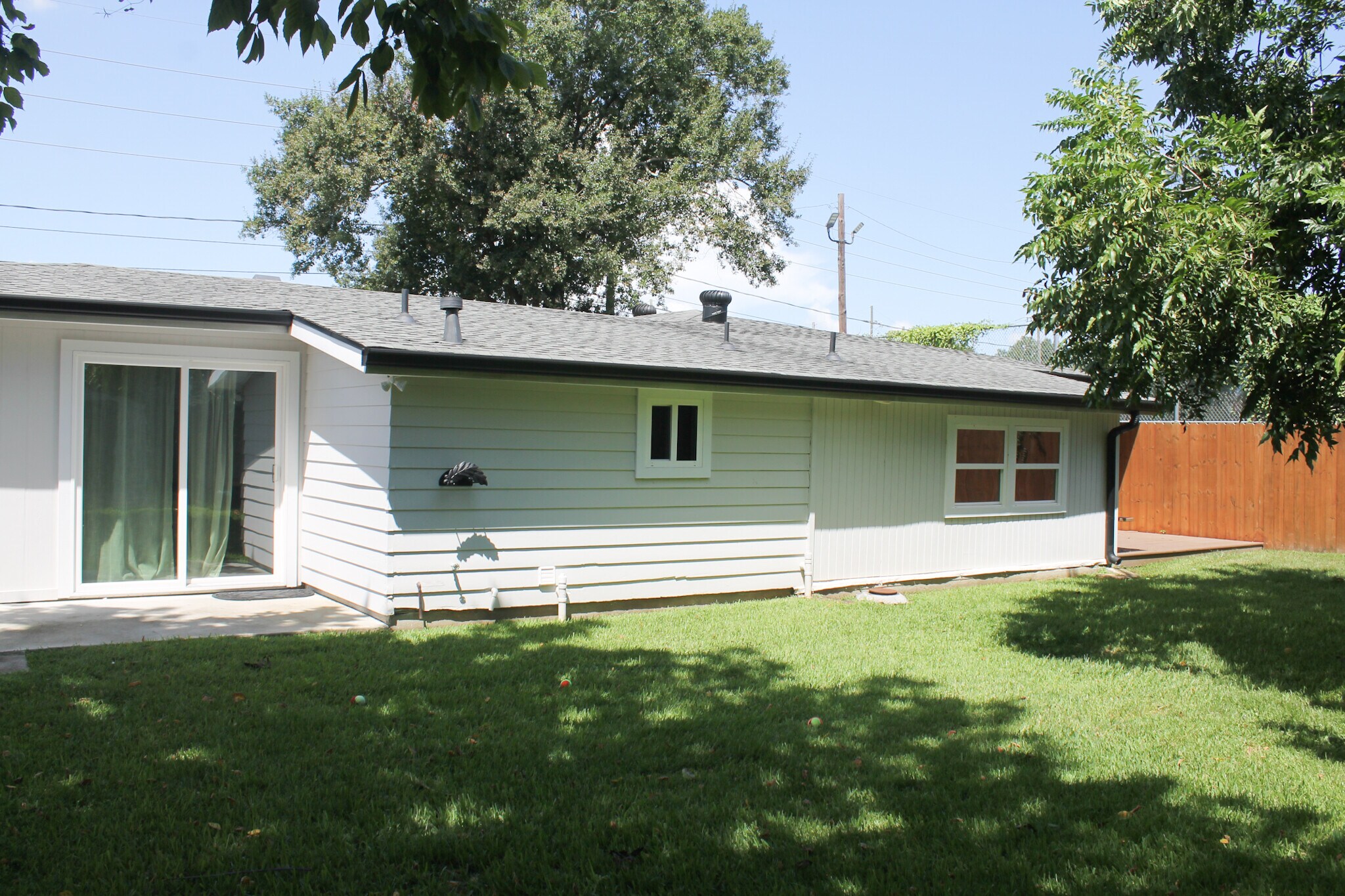 Building Photo - 2133 Generes Dr