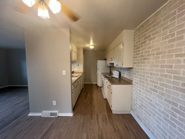 Building Photo - 3 bed 2 bath townhouse - Great Location