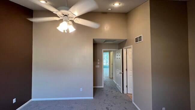 Building Photo - 7866 Old Carriage Ct