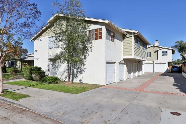 Building Photo - Talmadge : spacious 2 bed, 2 ba top floor condo