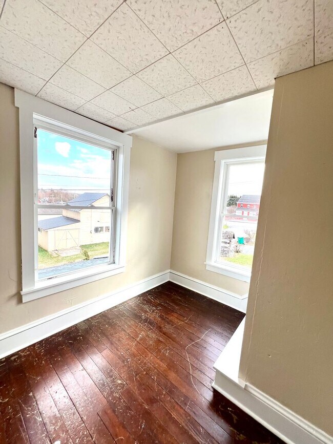 Building Photo - Spacious 3BR Home with Large Yard, Private Driveway & Storage