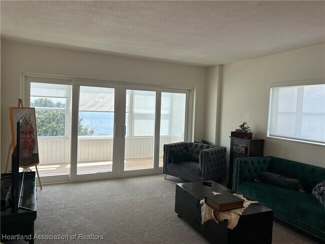 Building Photo - 2131 Lakeview Dr