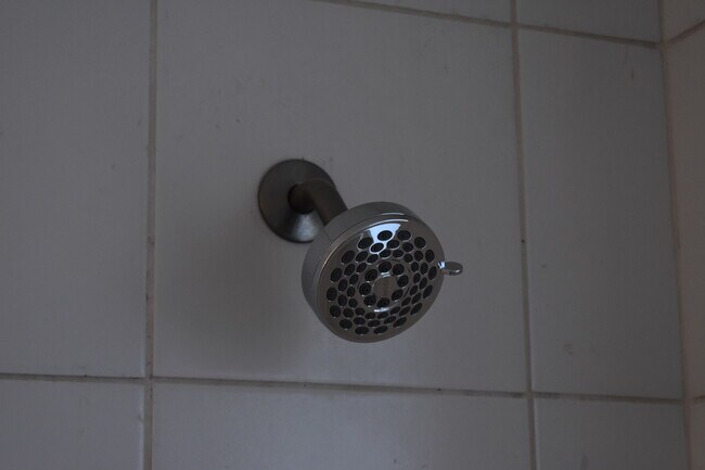 Building Photo - 2526 Red Robin Dr W