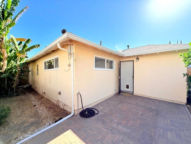 Building Photo - 4447 Lockwood Ave