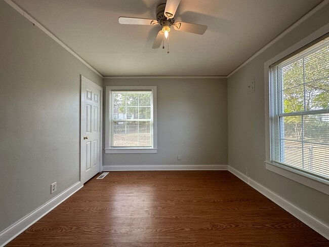 Building Photo - 4024 MacArthur Dr