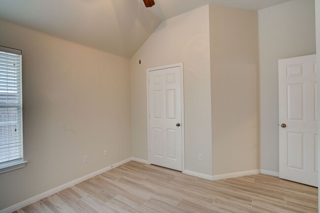 Building Photo - Cozy 3-Bedroom, 2-Bathroom Single Family H...