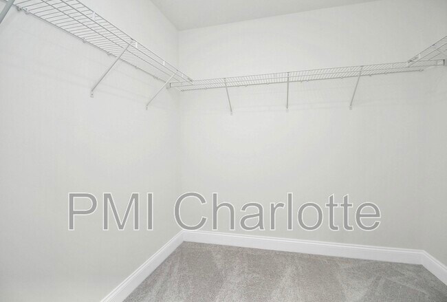 Building Photo - 6029 Mariemont Cir