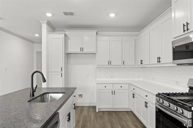 Building Photo - 658 Parkside Dr