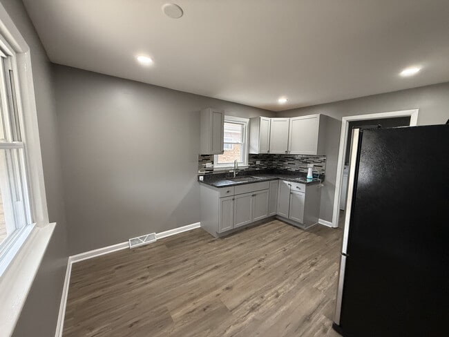 Building Photo - 7616 S Lorel Ave