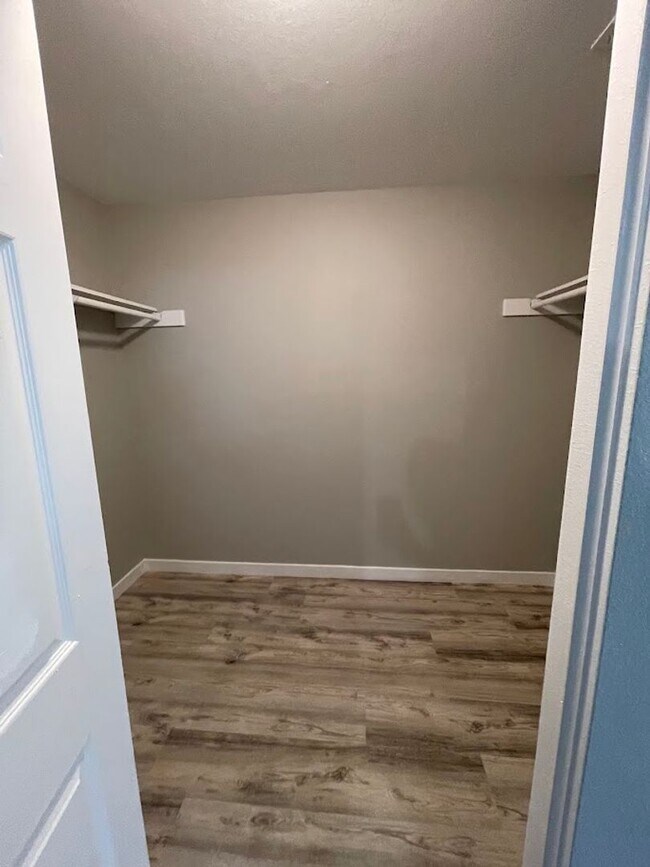 Building Photo - NEW ON MARKET