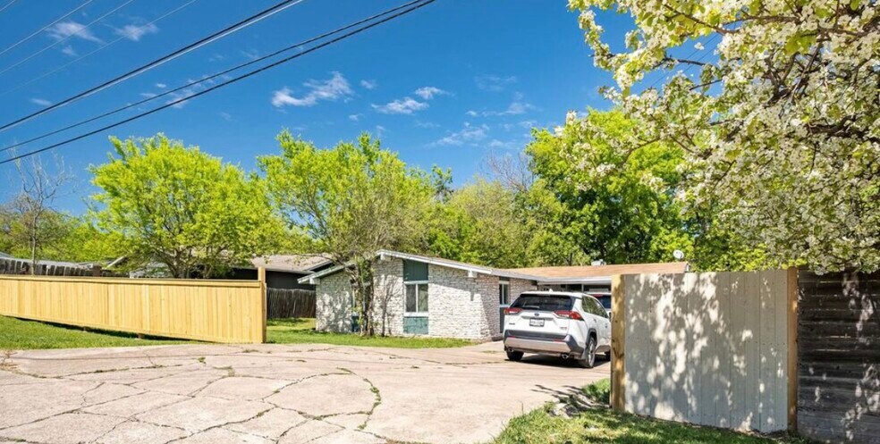 Building Photo - 3210 Northeast Dr