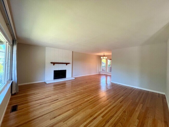 Building Photo - 1122 Viscaino Ave
