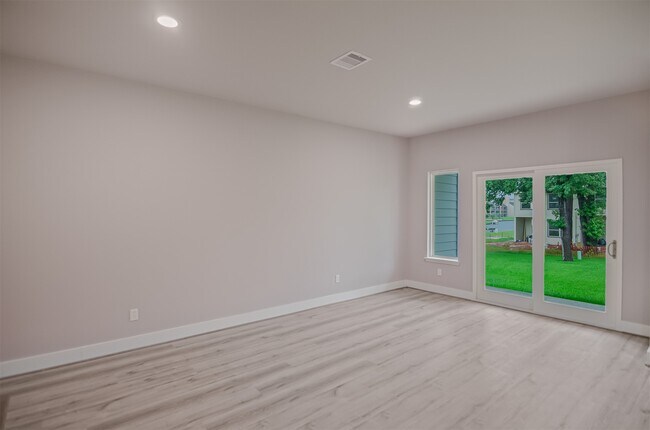 Building Photo - 12310 Glenview Dr