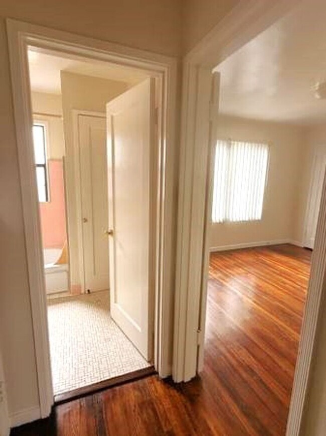 Building Photo - 2Bed - Sunny apartment right at El Cerrito...