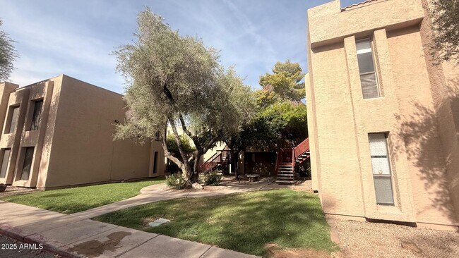 Building Photo - 3131 W Cochise Dr