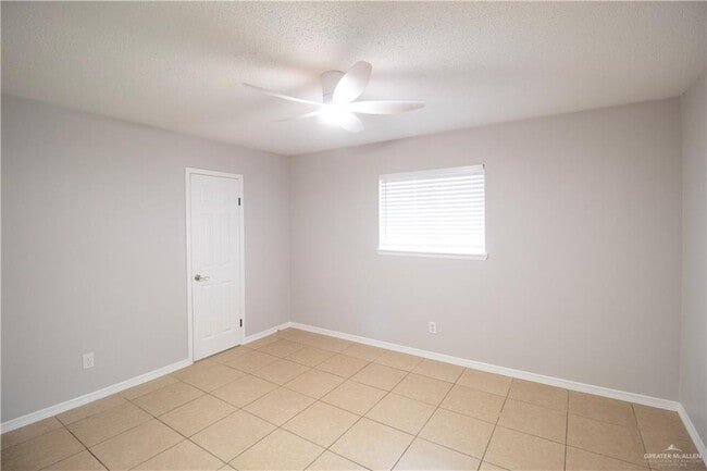 Building Photo - 10 Fern Ave W