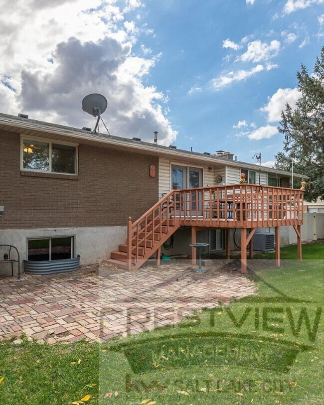 Building Photo - Charming East Sandy Home in a Prime Location