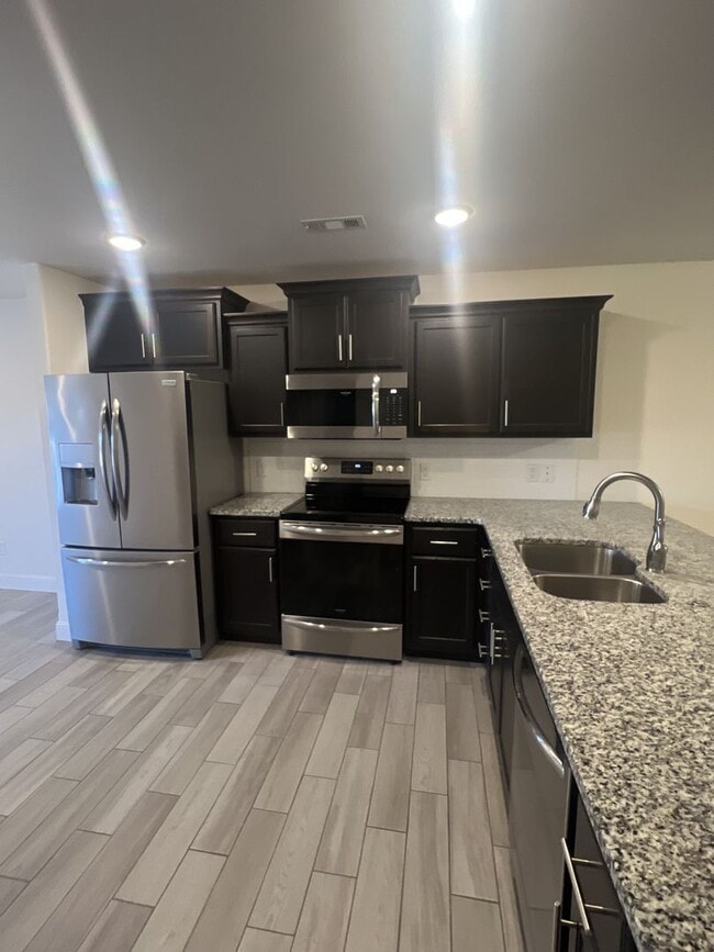 Building Photo - COMING SOON: Beautiful 4 bedroom/ 2 bathro...
