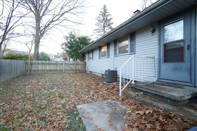 Building Photo - 4 Bedroom 2 Bathroom FULLY FURNISHED Home with Fenced in Backyard and 2 Car Garage