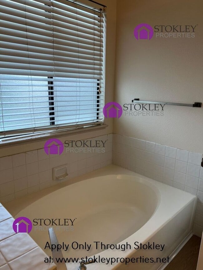 Building Photo - 3840 Rockford Dr