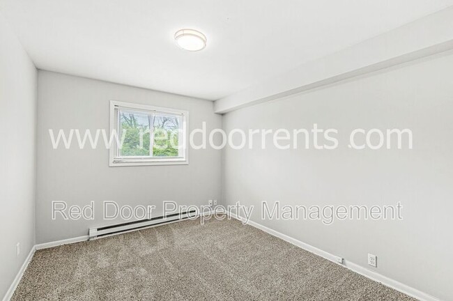 Building Photo - 10301 Medallion Dr