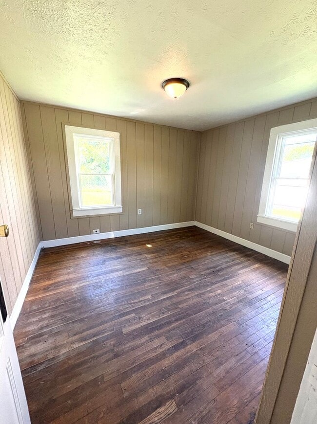 Building Photo - Affordable 3BR in Convenient Glasgow Location!