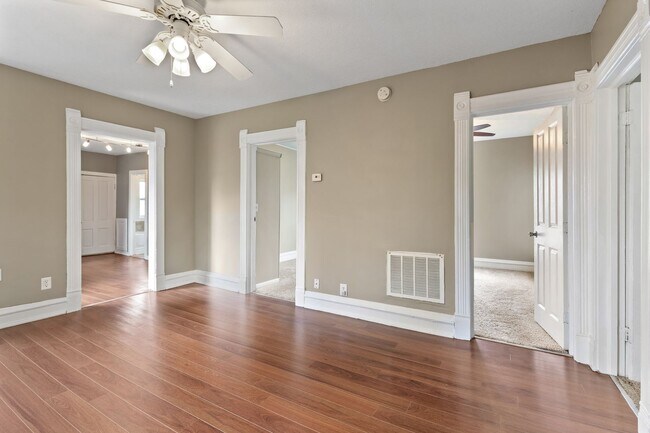 Building Photo - 3BR/1Bath + Office Area Available Sept 12t...